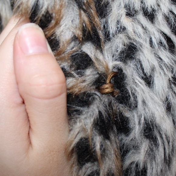 🐾FAUX FURR COAT🐾 - Picture 3 of 4